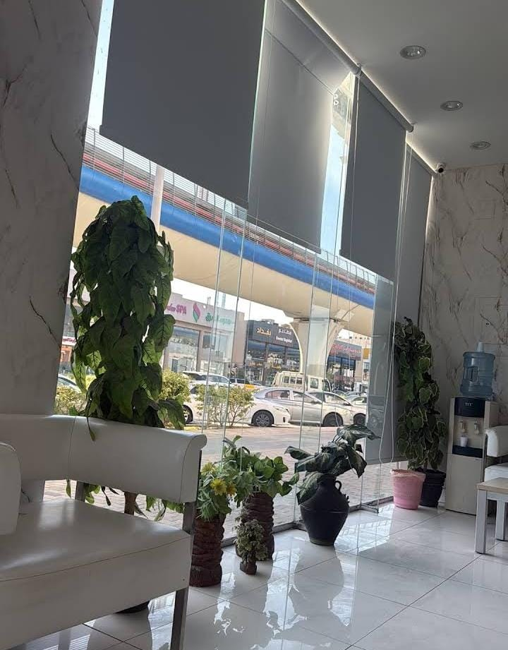 مدخل المركز والواجهة الزجاجية